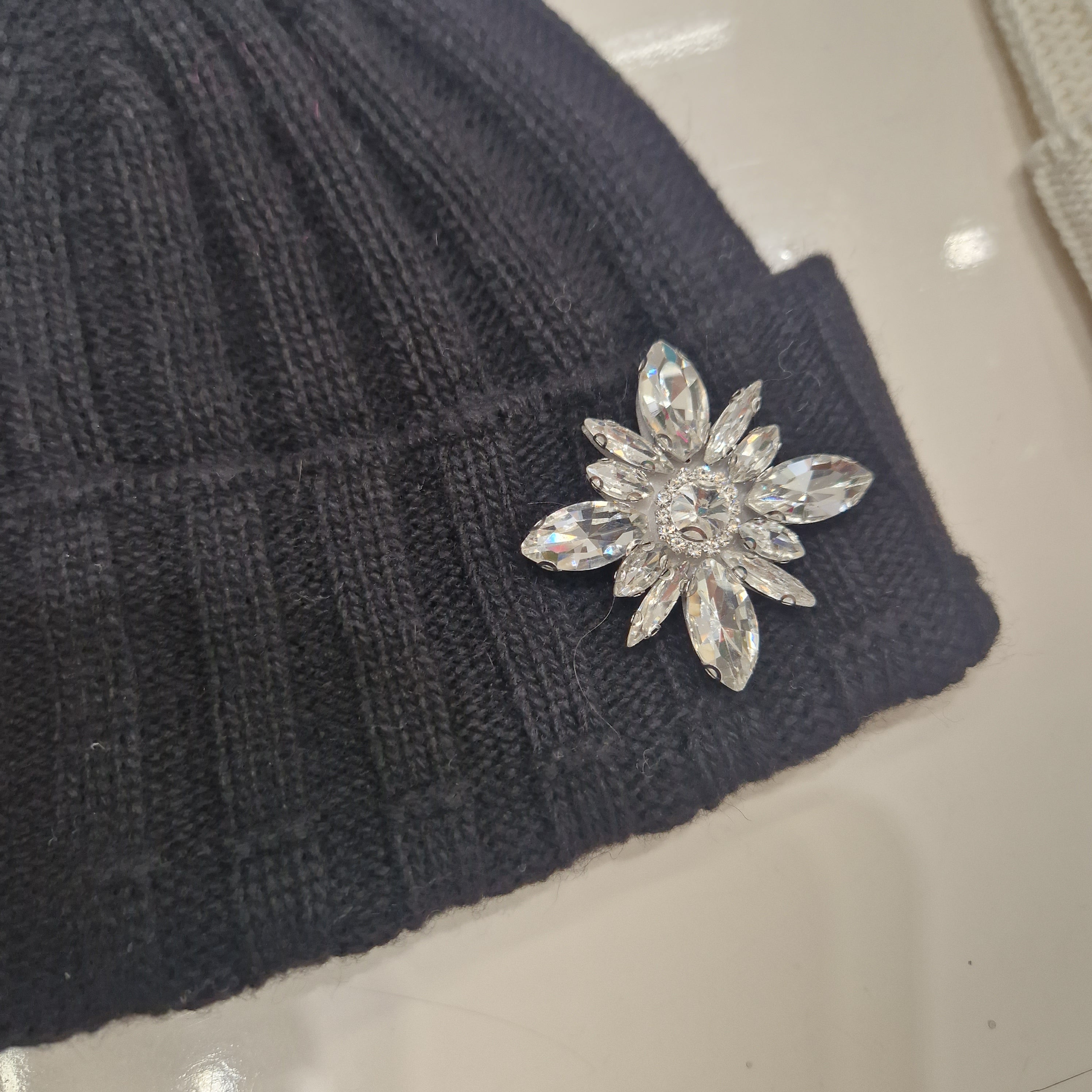 KIKISIX cappello con spilla in strass